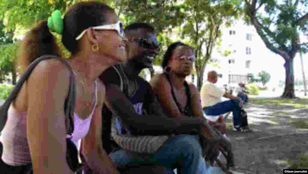  Yasser Rivero con su mamá Jacqueline Boni y la Dama de Blanco Eralides Frómeta (izq)