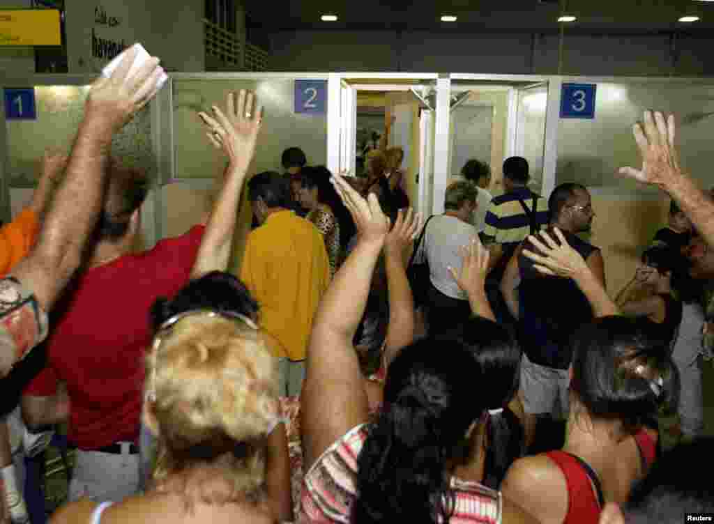La otra gran prohibición que se mantiene en pie es la posibilidad de viajar al exterior sin tanto agobio burocrático.