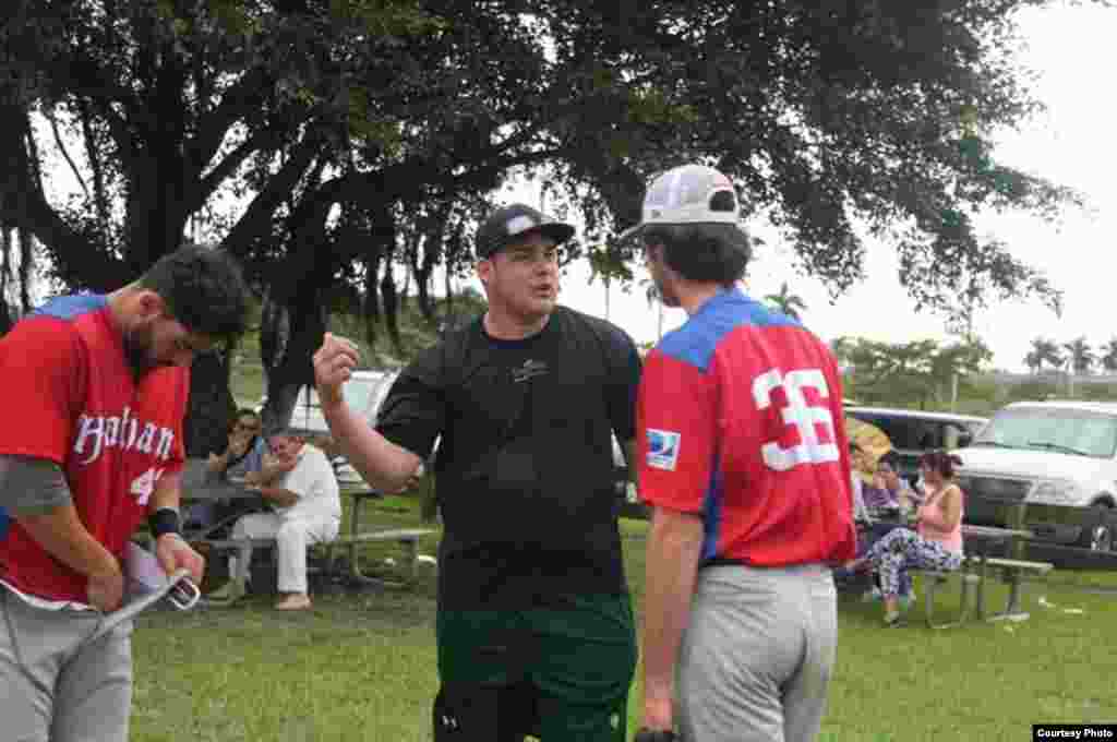 El exlanzador de los Mets de Nueva York, el pinareño Alain "Alay" Soler (i), aconseja a Robert M. Tourón (d).