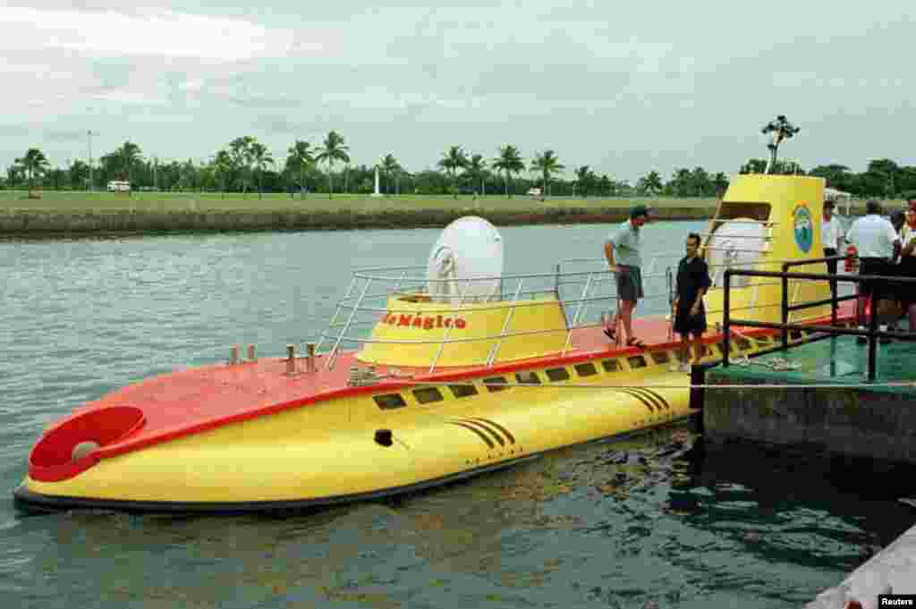 Hace unos años, los turistas foráneos por 20 dólares podían hacer en Varadero un recorrido por el lecho marino dentro de un submarino. Los cubanos del patio no eran bienvenidos.